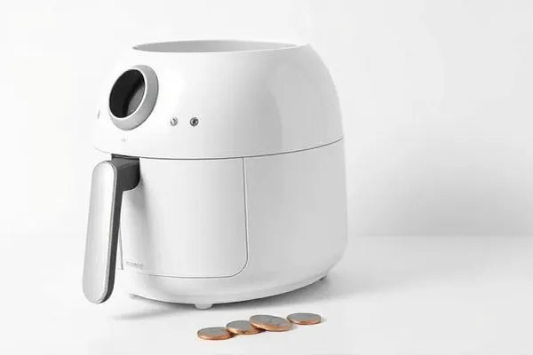 Edullinen airfryer keittiön pöydällä